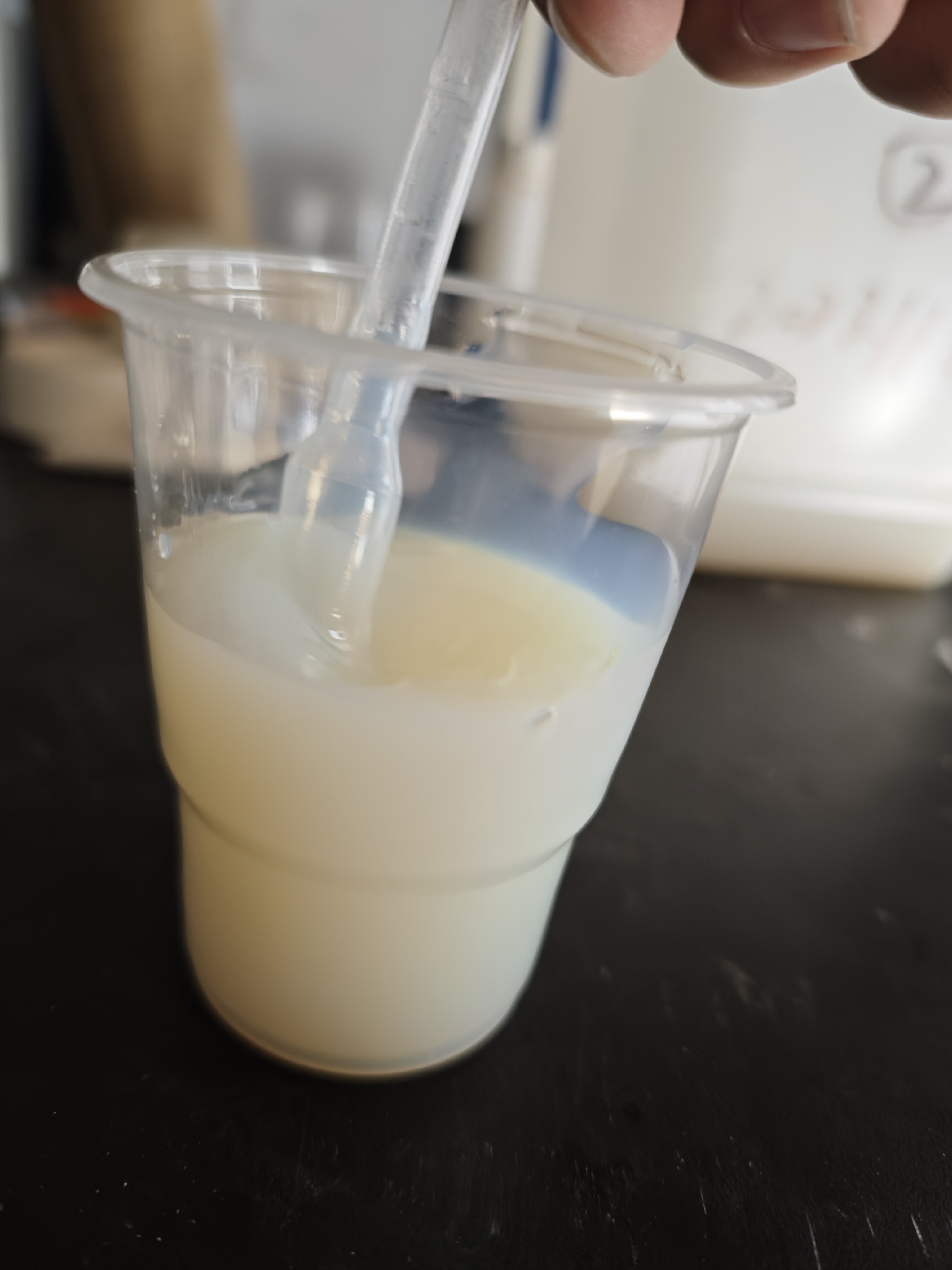 ما هو مستحلب الأكريليك القائم على الماء؟