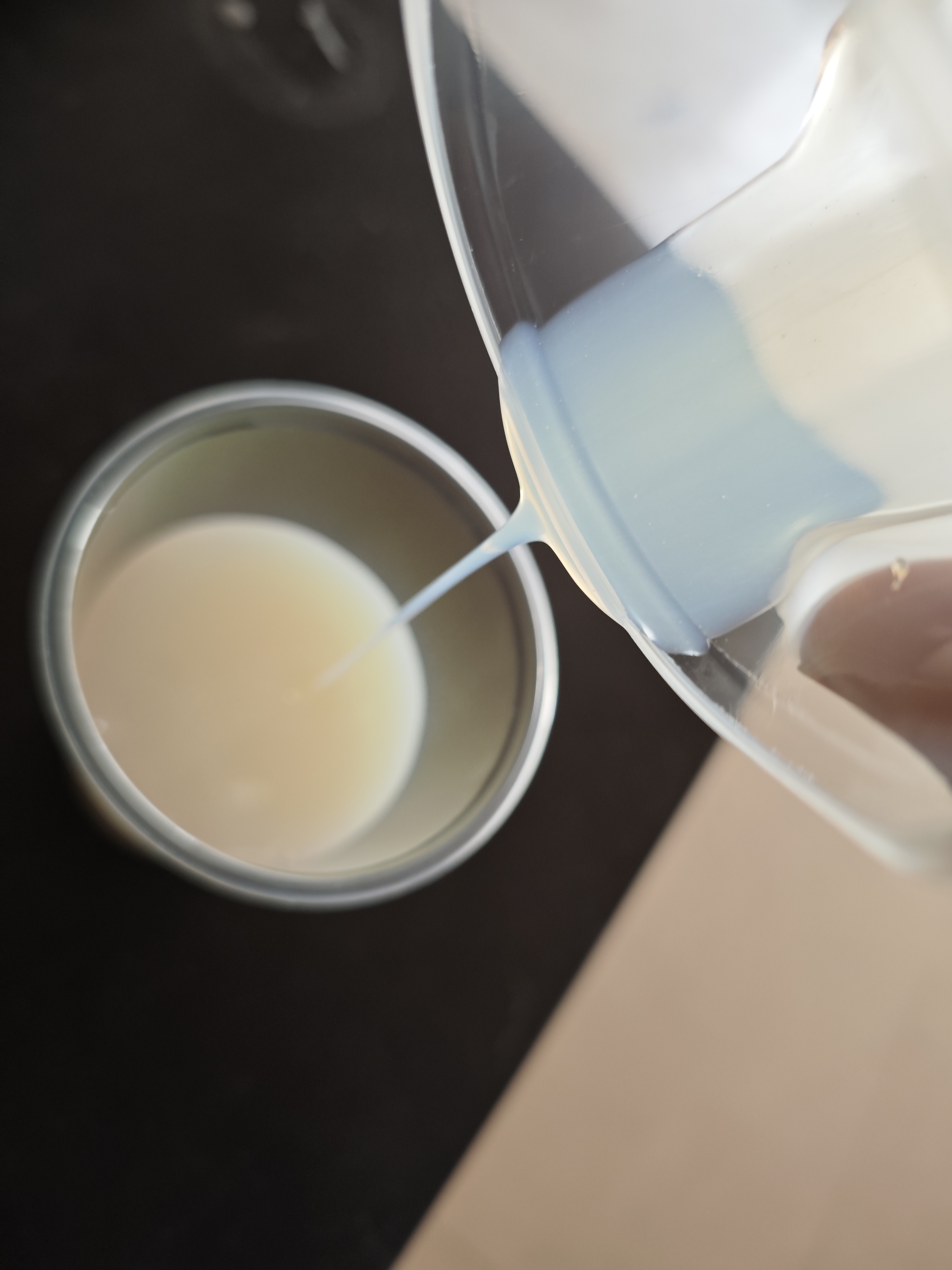 ما هو الفرق بين راتنج الأكريليك ومستحلب الأكريليك؟